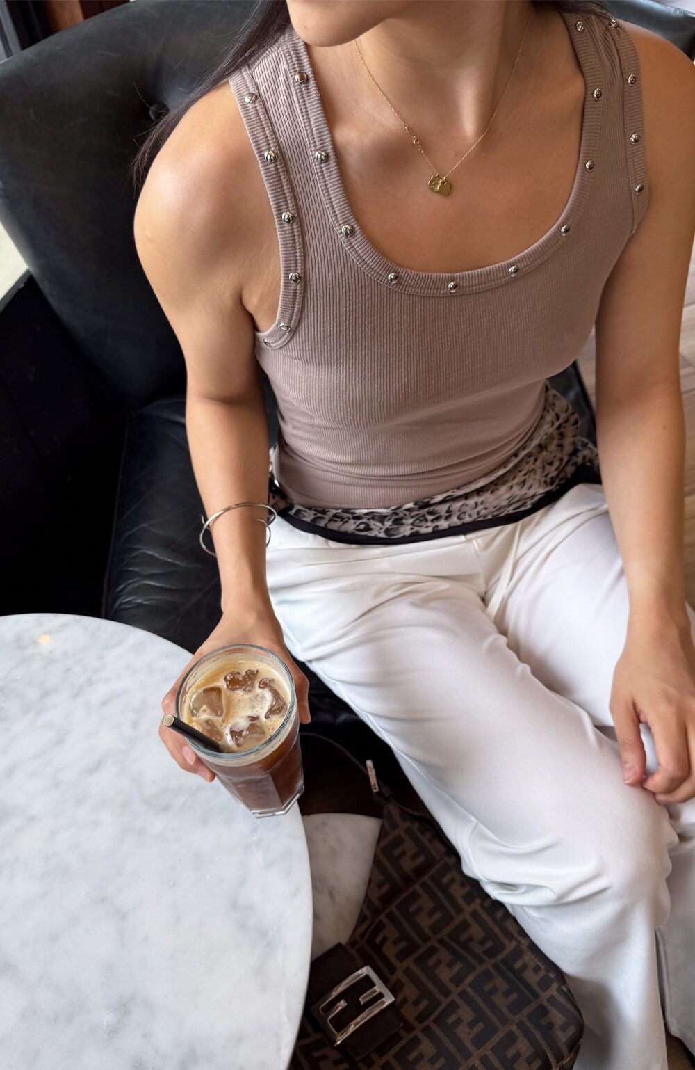 Musculosa tachas Naomi tao