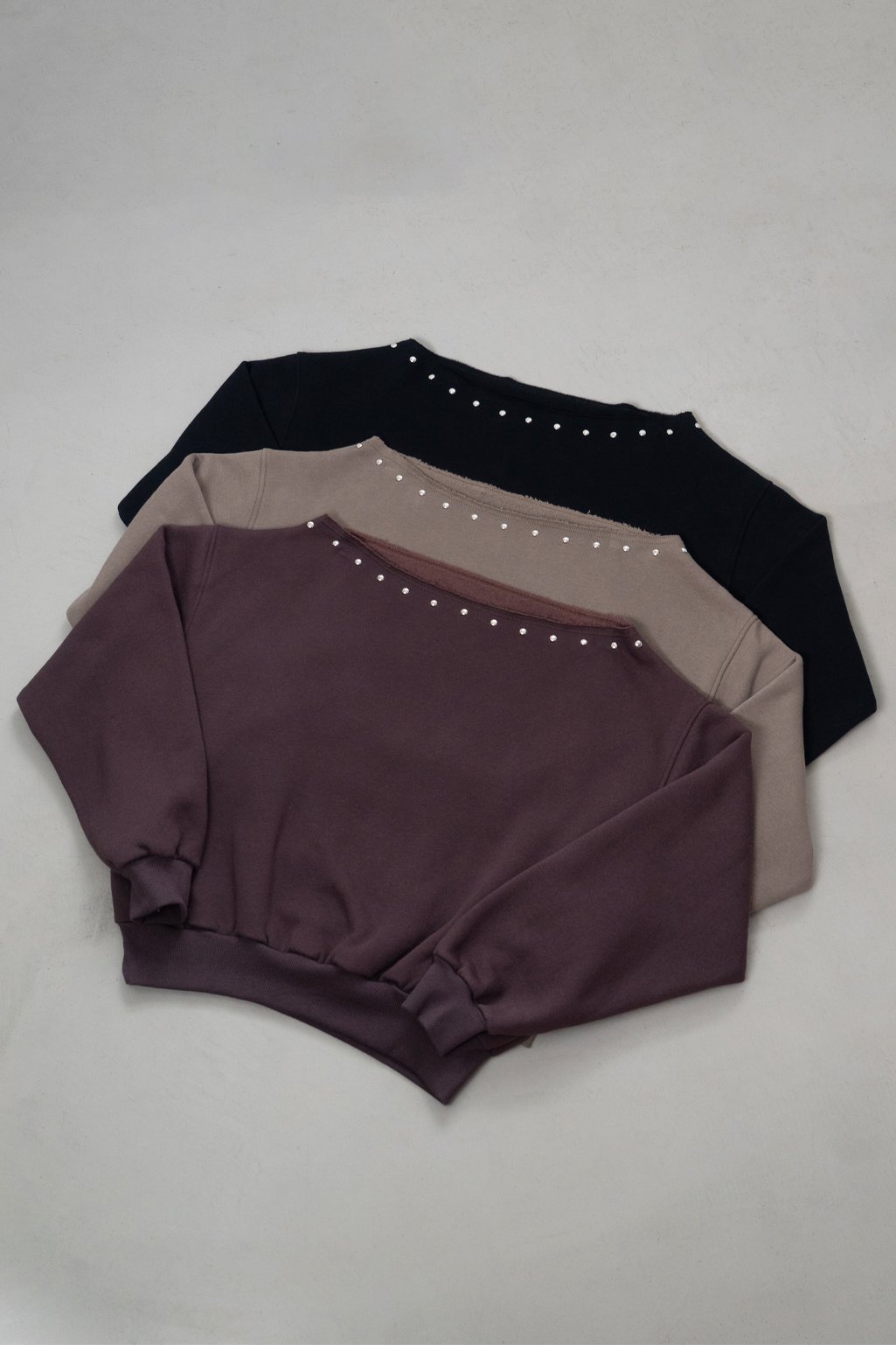 Buzo friza tachas off shoulder