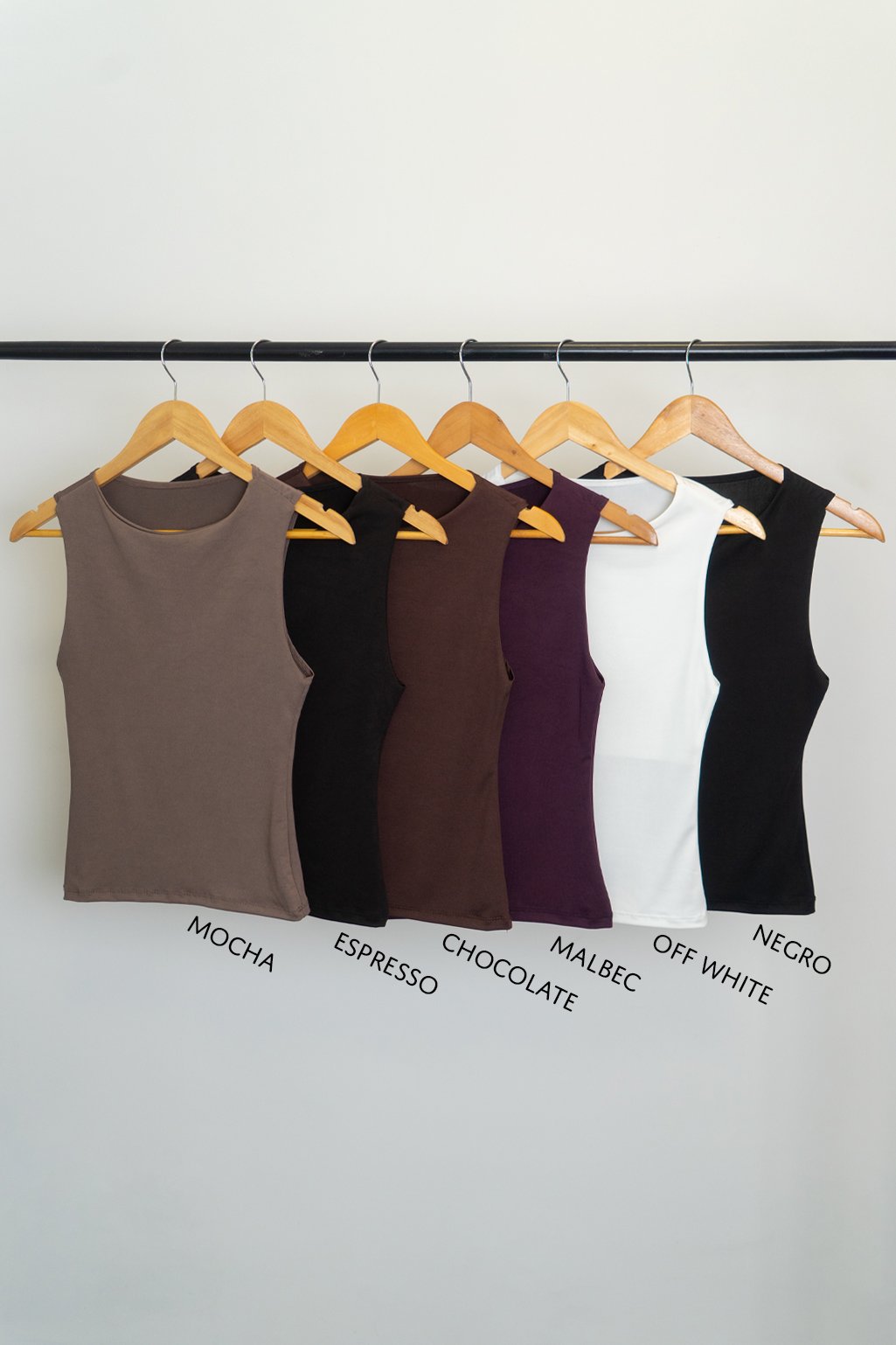 Alternative view of Musculosa básica lauren