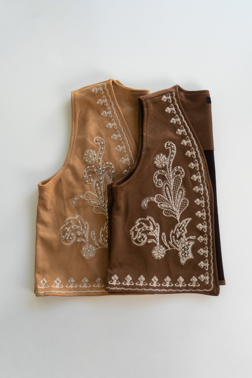 Chaleco de gamuza bordado