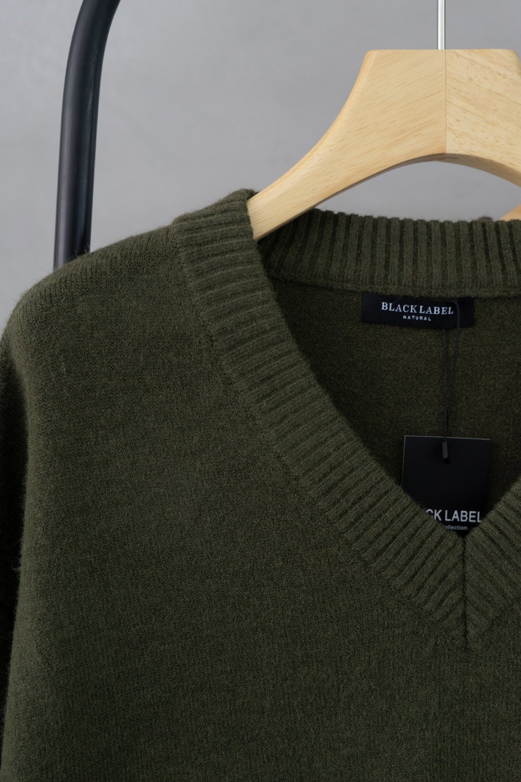 Alternative view of Sweater escote en V
