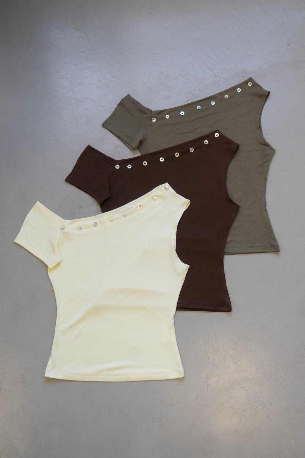 Alternative view of Remera 1 hombro c/botones Maddie