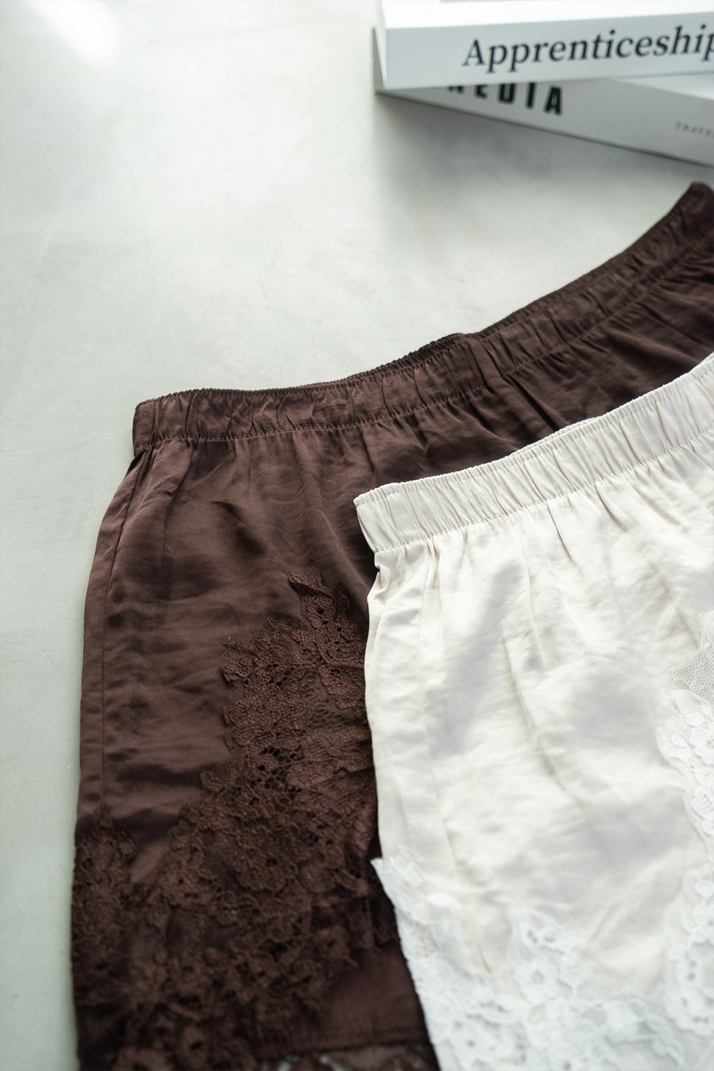 Alternative view of Short seda encaje OLIVIA