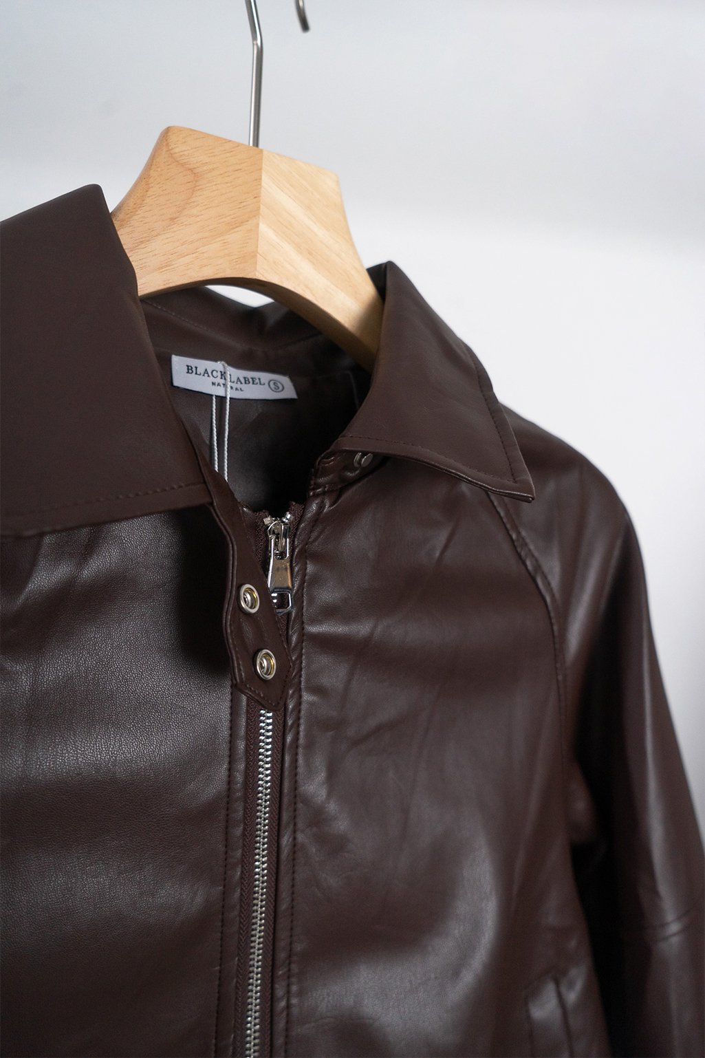 Alternative view of Campera cuero cuello alto PILI