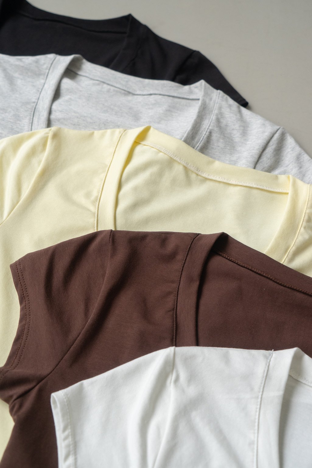 Remera cuello V cotton - Imagen 5