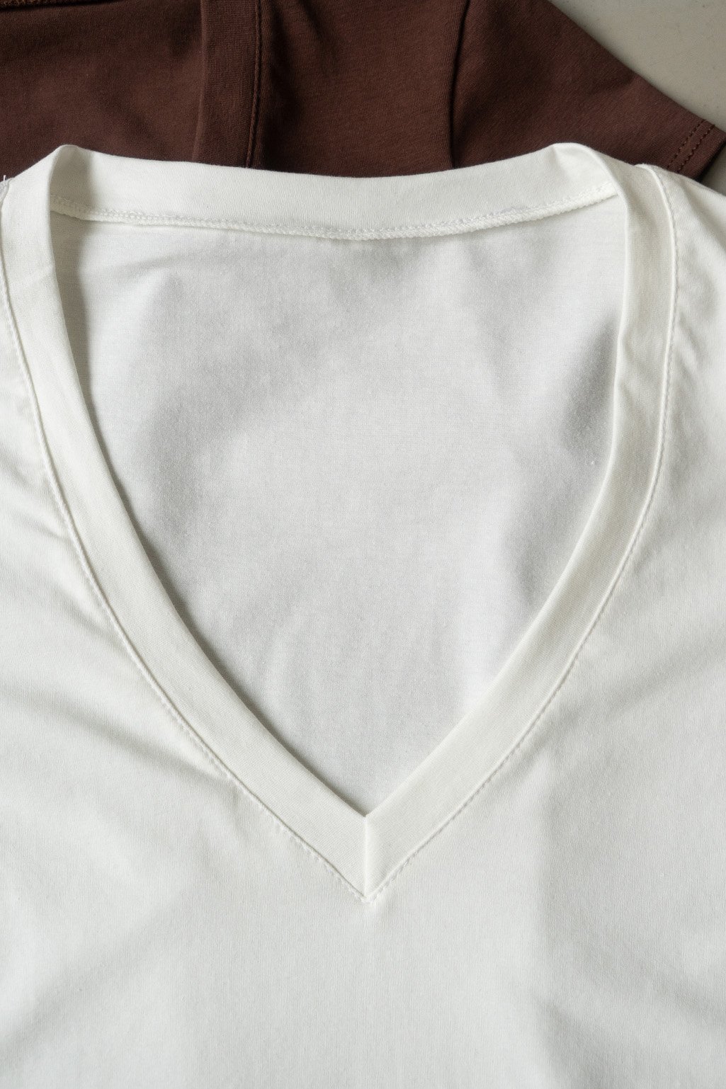 Alternative view of Remera cuello V cotton