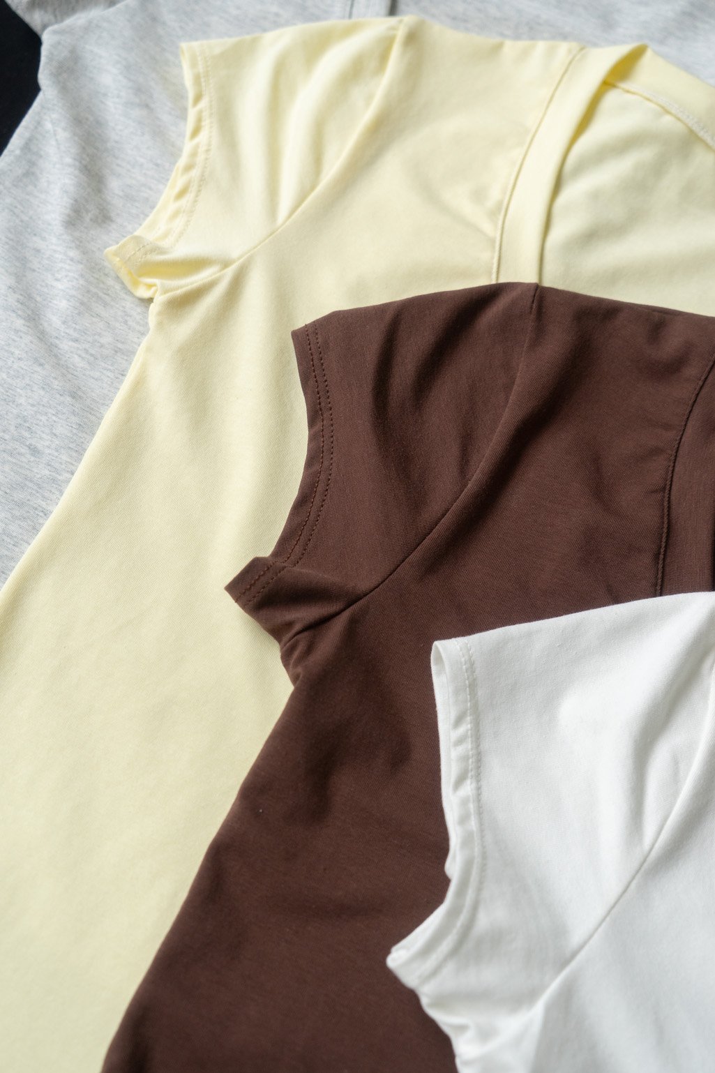Remera cuello V cotton - Imagen 4