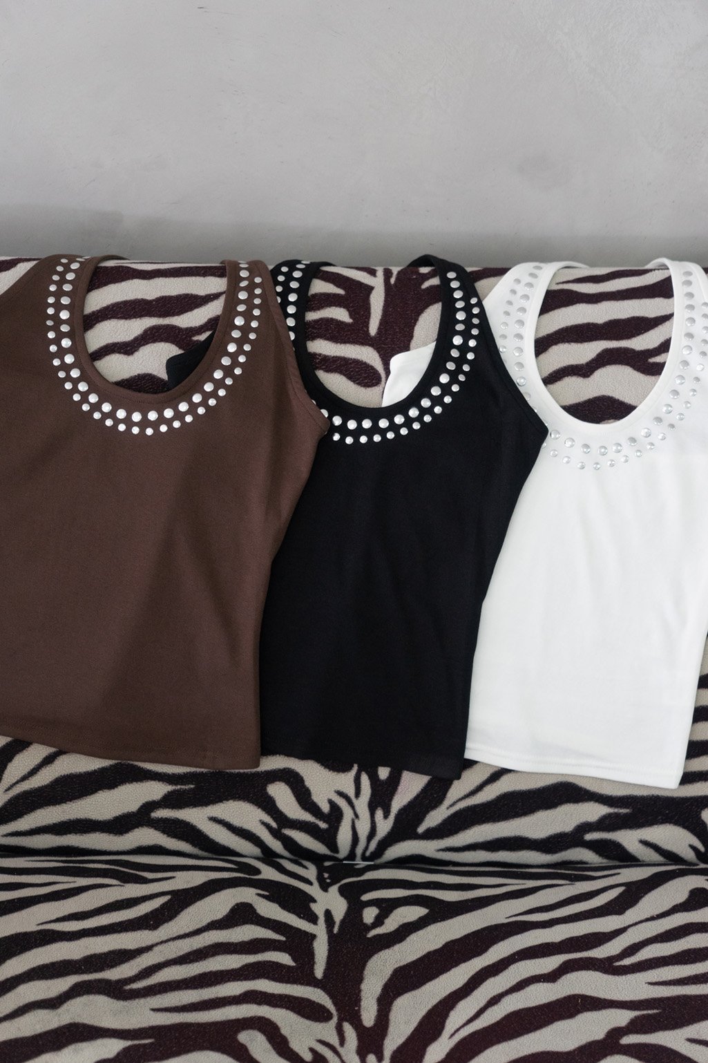 Alternative view of Halter tachas AVRIL